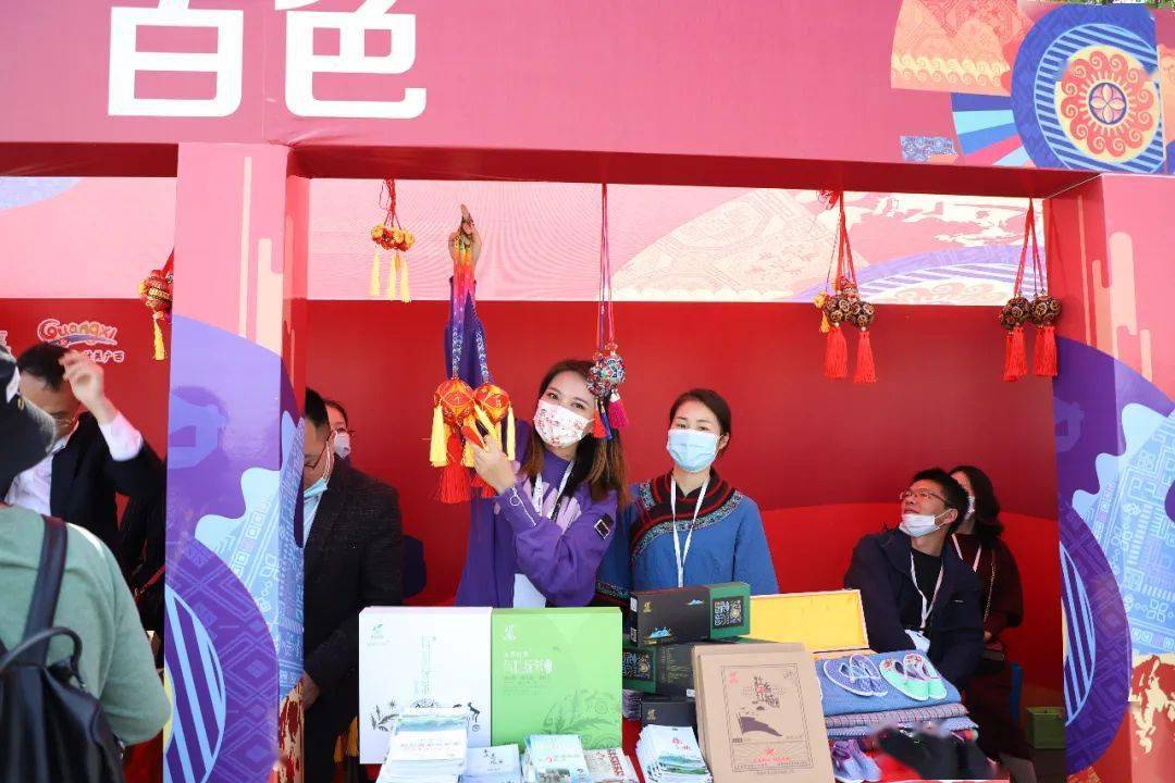 百色绣球乐开怀区文旅厅副厅长严霜等领导到百色展位指导工作活动现场