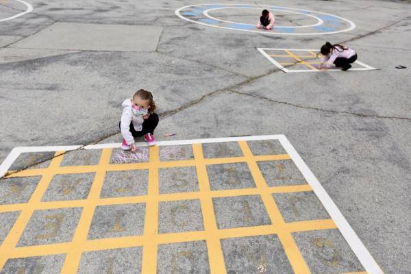 美国洛杉矶部分学校恢复校园上课 学区