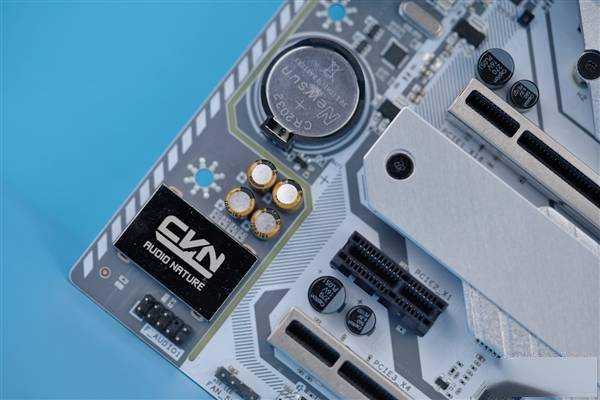 11代酷睿新座驾七彩虹z590m白色主板图赏