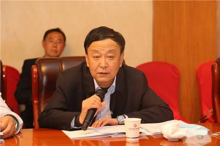 艾新军代表说,建议政府能尽快解决办理房产证难等遗