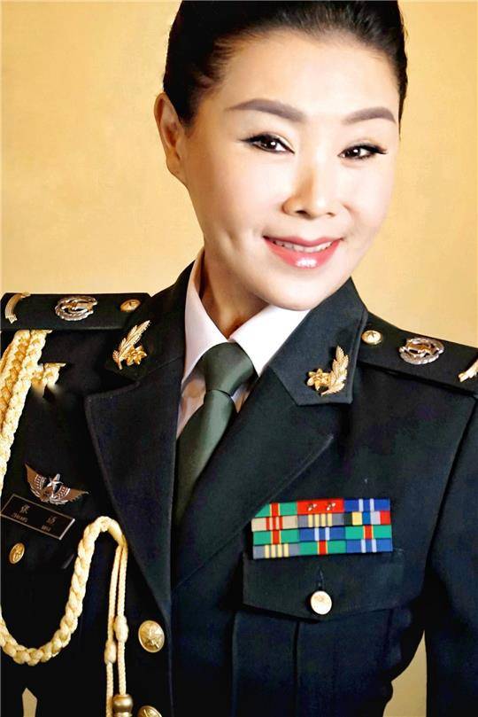 她是著名军旅歌唱家原陆军政治部文工团国家一级演员她曾九次登上中央
