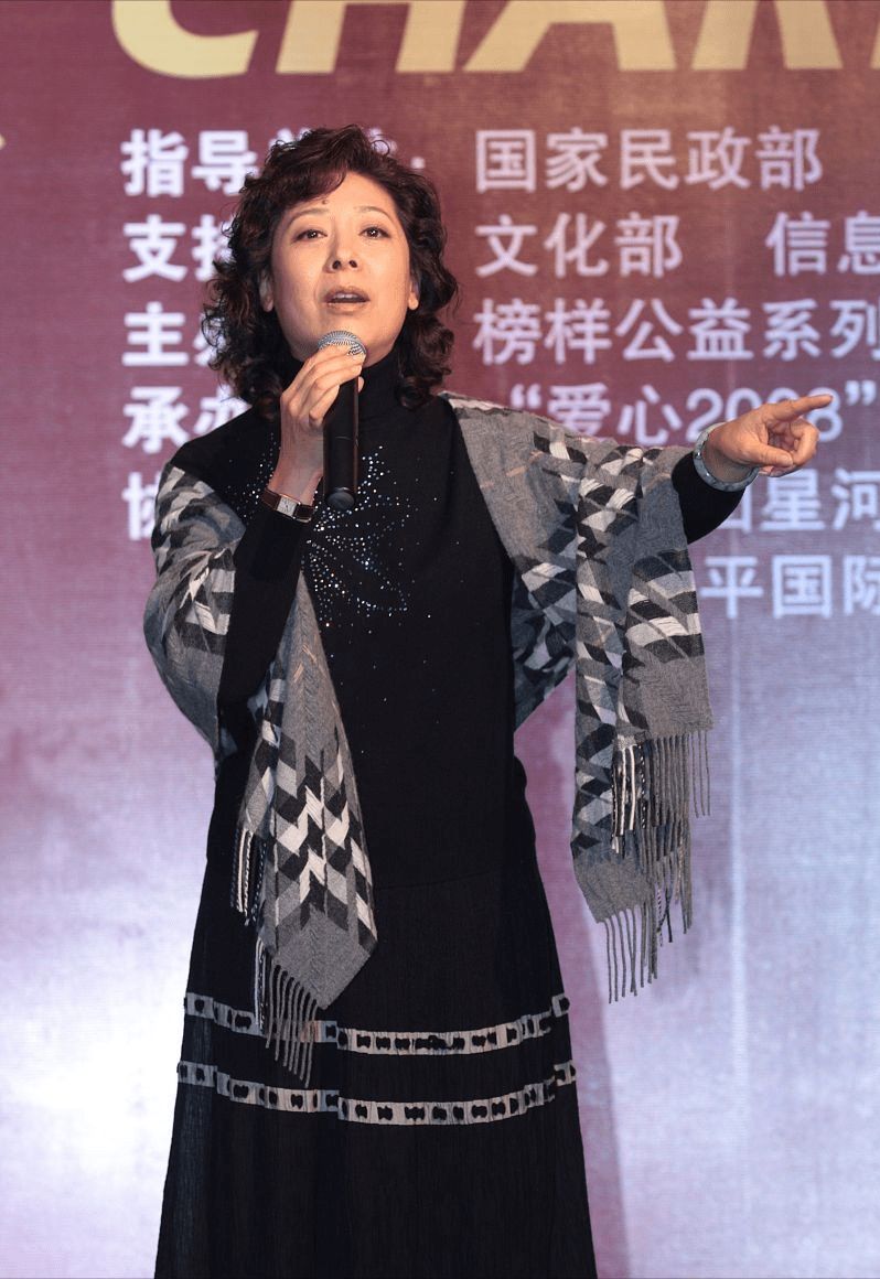 关牧村还是挺不服老的,这么招摇的裙子,小姑娘都不一定会穿