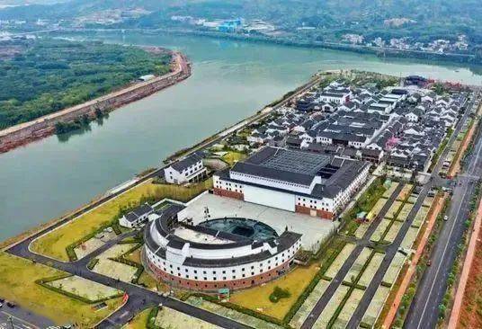 位于广东省梅州市梅县丙村镇,项 目计划总投资 50 亿元,总规划占地