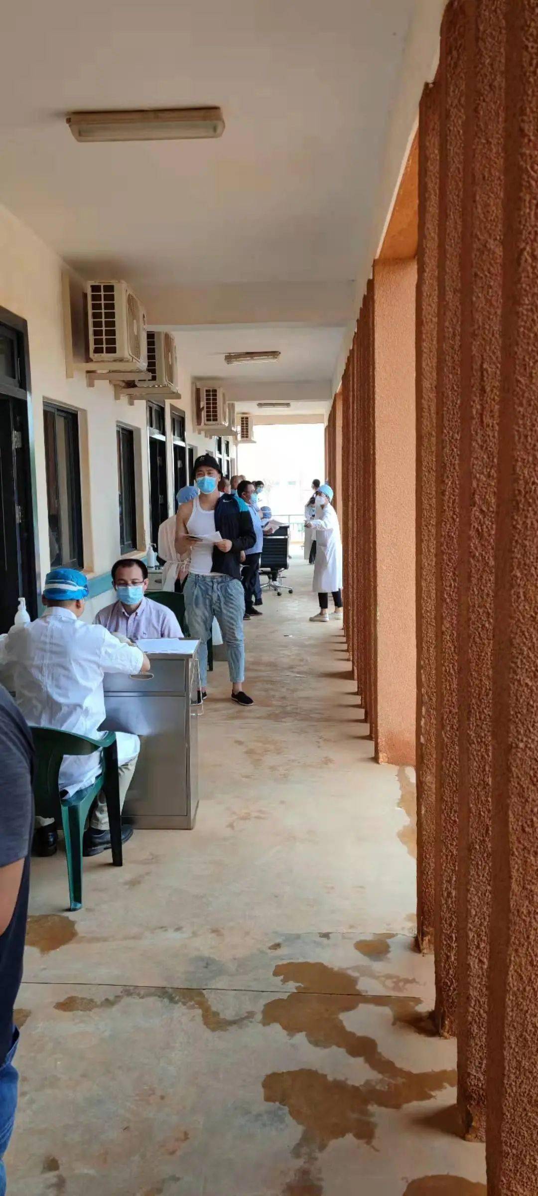 医事聚焦大爱中国广西援尼日尔医疗队为在尼中国公民接种新冠疫苗