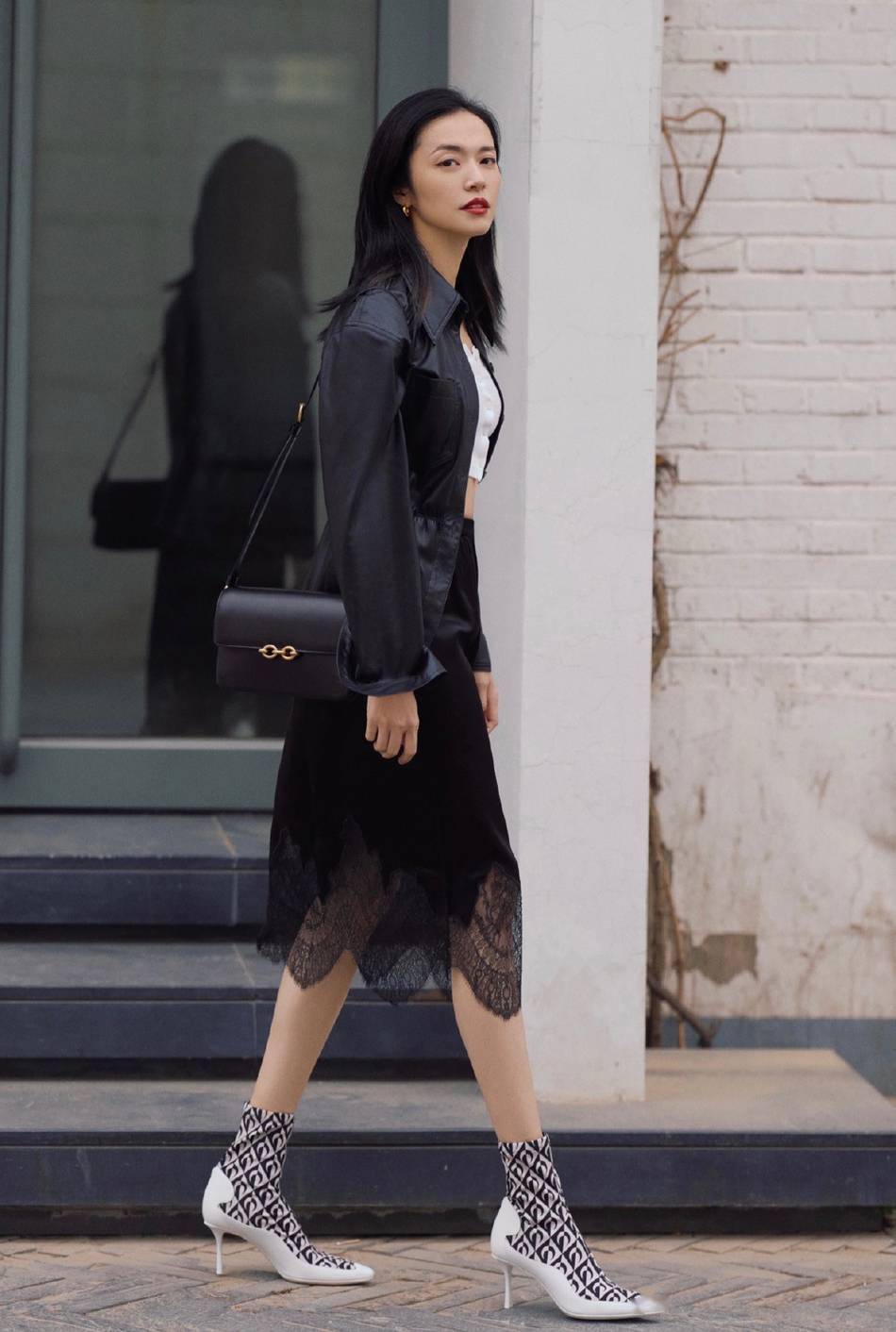 近日,姚晨工作室曝光一组早春街拍,照片中,姚晨身穿黑色皮衣搭配蕾丝