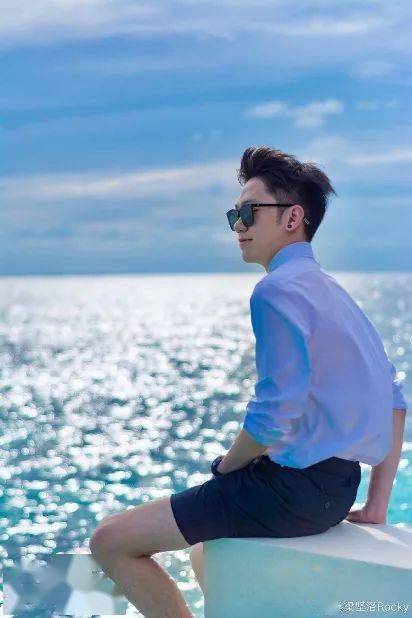 墨大高颜值中国留学生霸屏热搜!网友:慕了!_梁坚洛