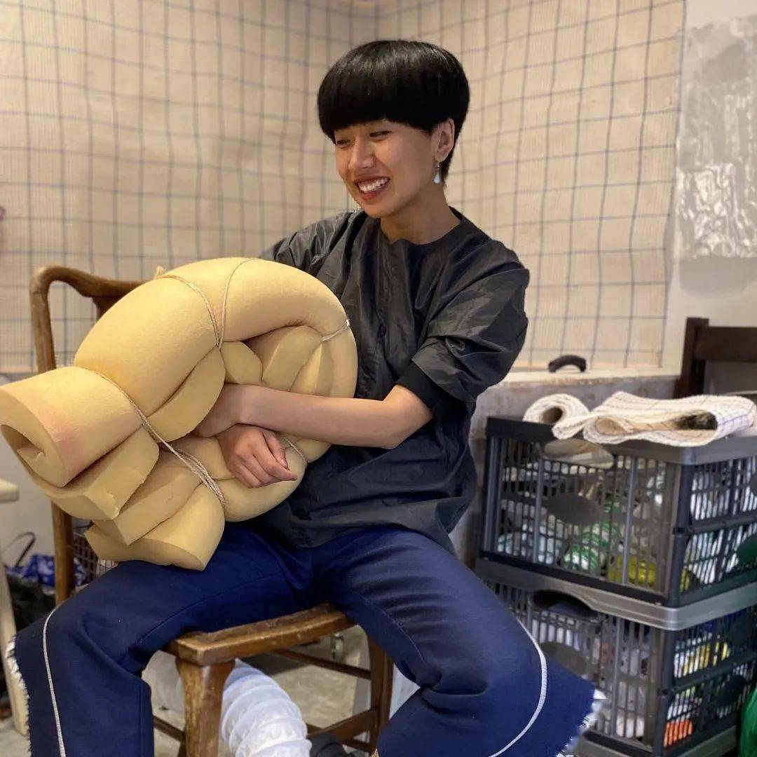 展现女性任莉莉100漂浮空间