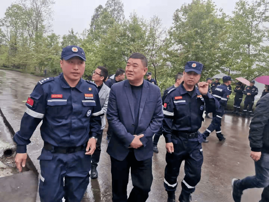 考察组一行先后考察苍南县雄鹰应急救援队,海豹应急救援队,文成县蓝天