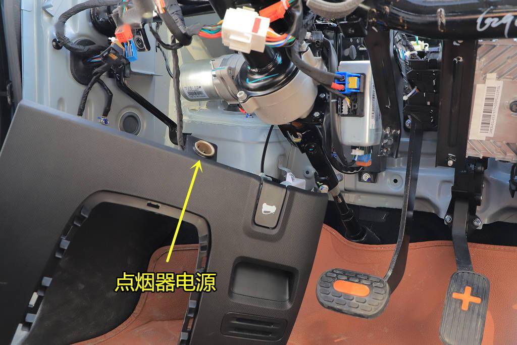 不少车主都表示宏光miniev没有点烟器电源,无法连接行车记录仪,这确实