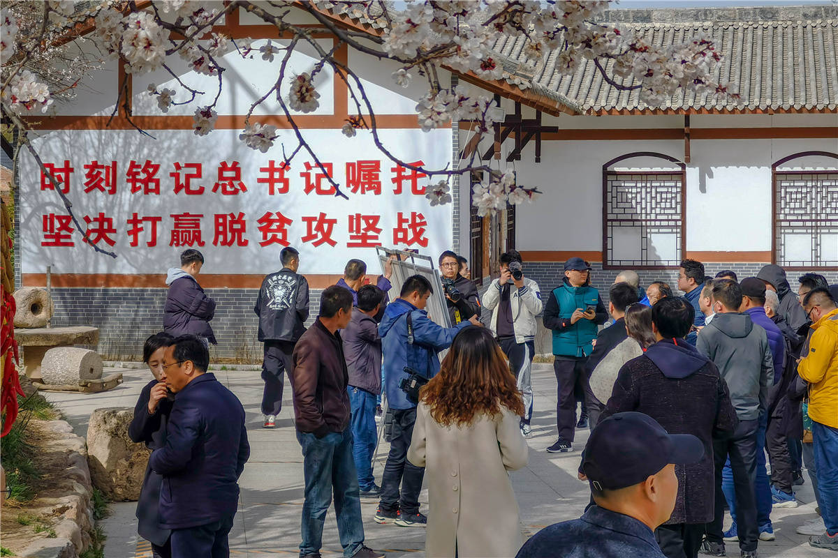 【脱贫攻坚巡礼—网络名人宁夏行】杨岭村:过去极度贫困村,现在美丽