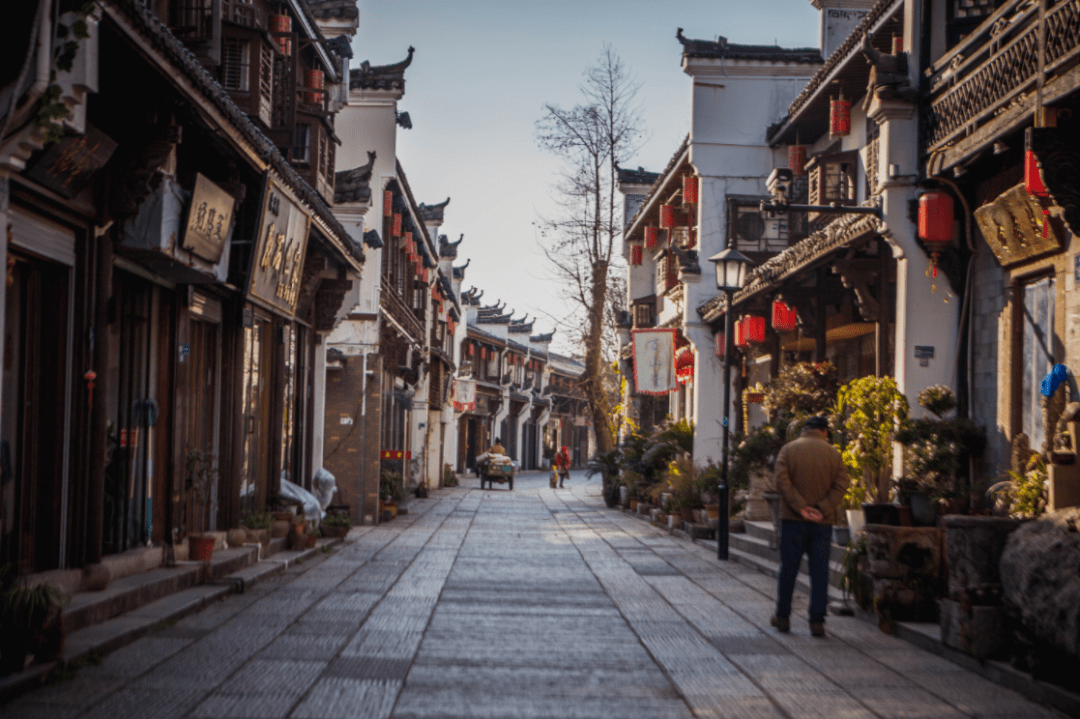 红星闪闪点亮金华市中心这个地方人人喜欢从将军路的牌坊开启酒坊巷