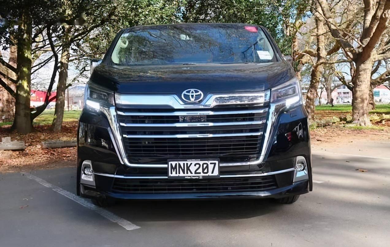 全新granace的设计其实和埃尔法,威尔法一点不同,甚至都没有丰田家族