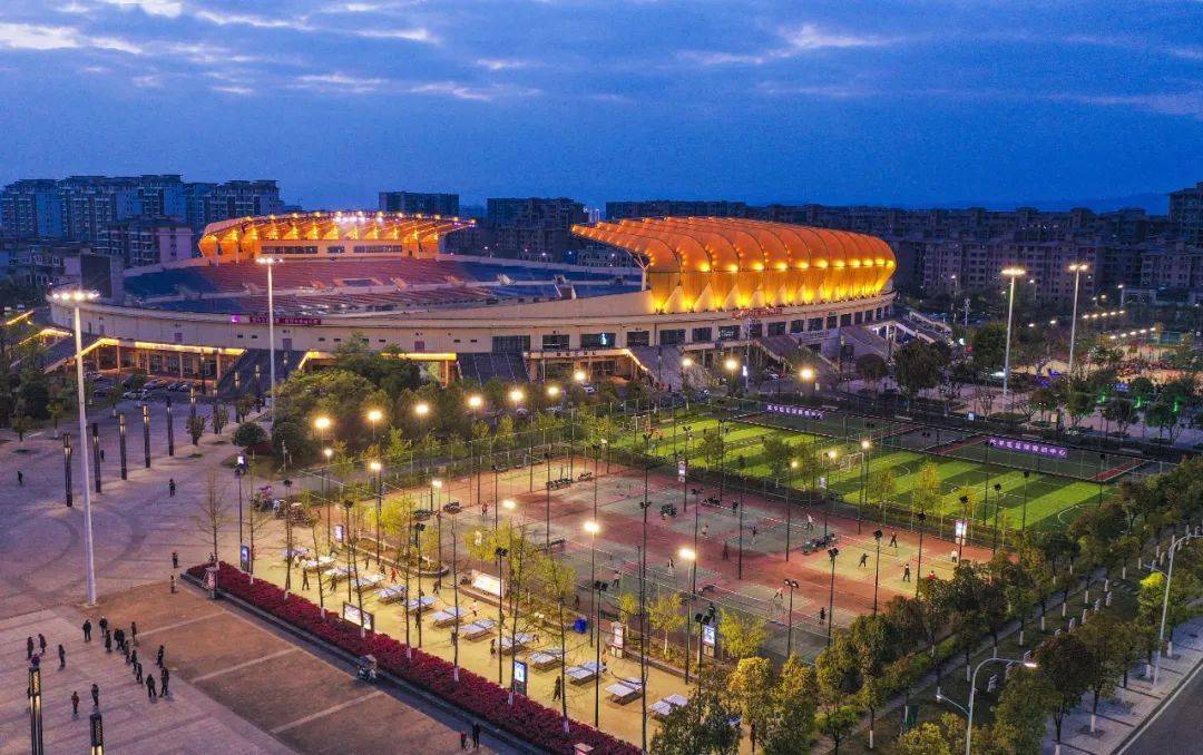 市民纷纷加入全民健身行列,梁平区全民健身中心,都梁新区体育馆游泳馆