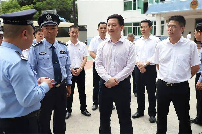 民警学习记录和工作手册,听取了吴川市副市长,公安局局长何雄关于吴川