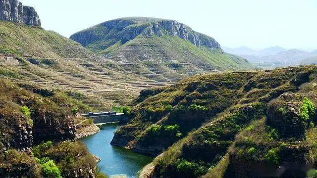 沙河九龙庙沟幽谷丹崖藏秘境古柏翠荫掩洞天