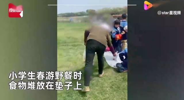 大妈拿走孩子零食！