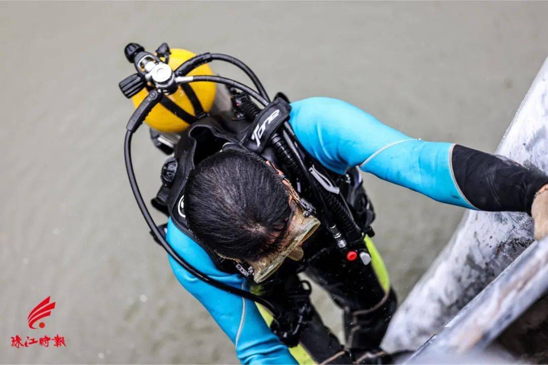 负重50斤水下作业!南海"蛙人"出击,只为了