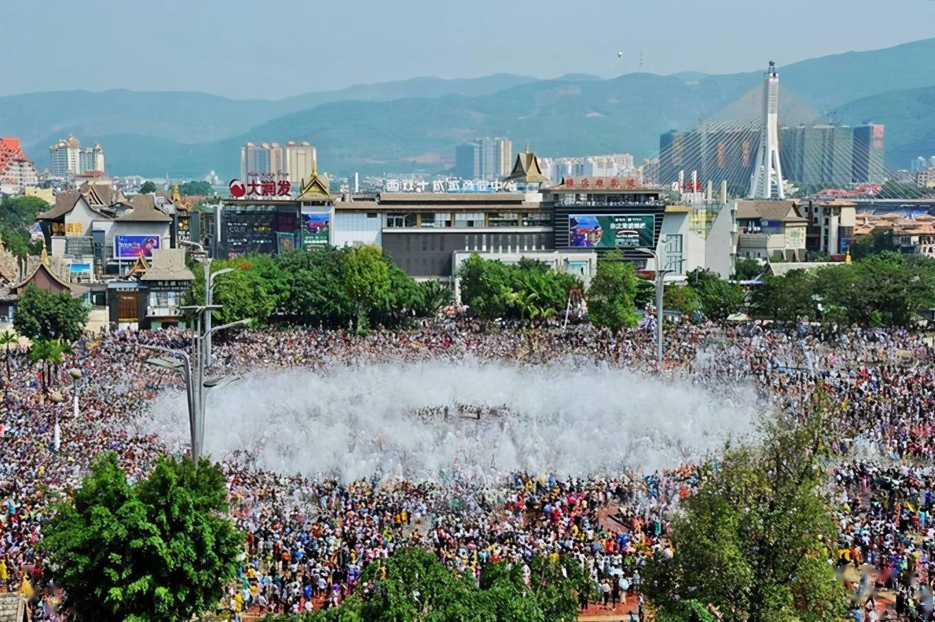 四月西双版纳泼水节,被誉为"东方狂欢节",吸引无数人前来狂欢_地方