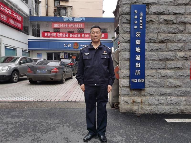 "救命啊,杀人啦"男子店内用水果刀捅伤女友,56岁民警冲上去一把制住