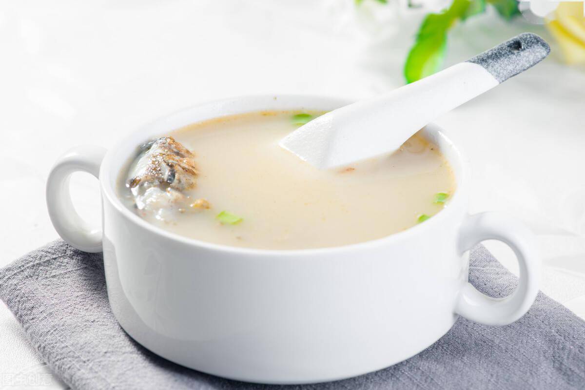 家常炖鱼汤告诉你关键的细节炖出的鱼汤又鲜又白还不腥