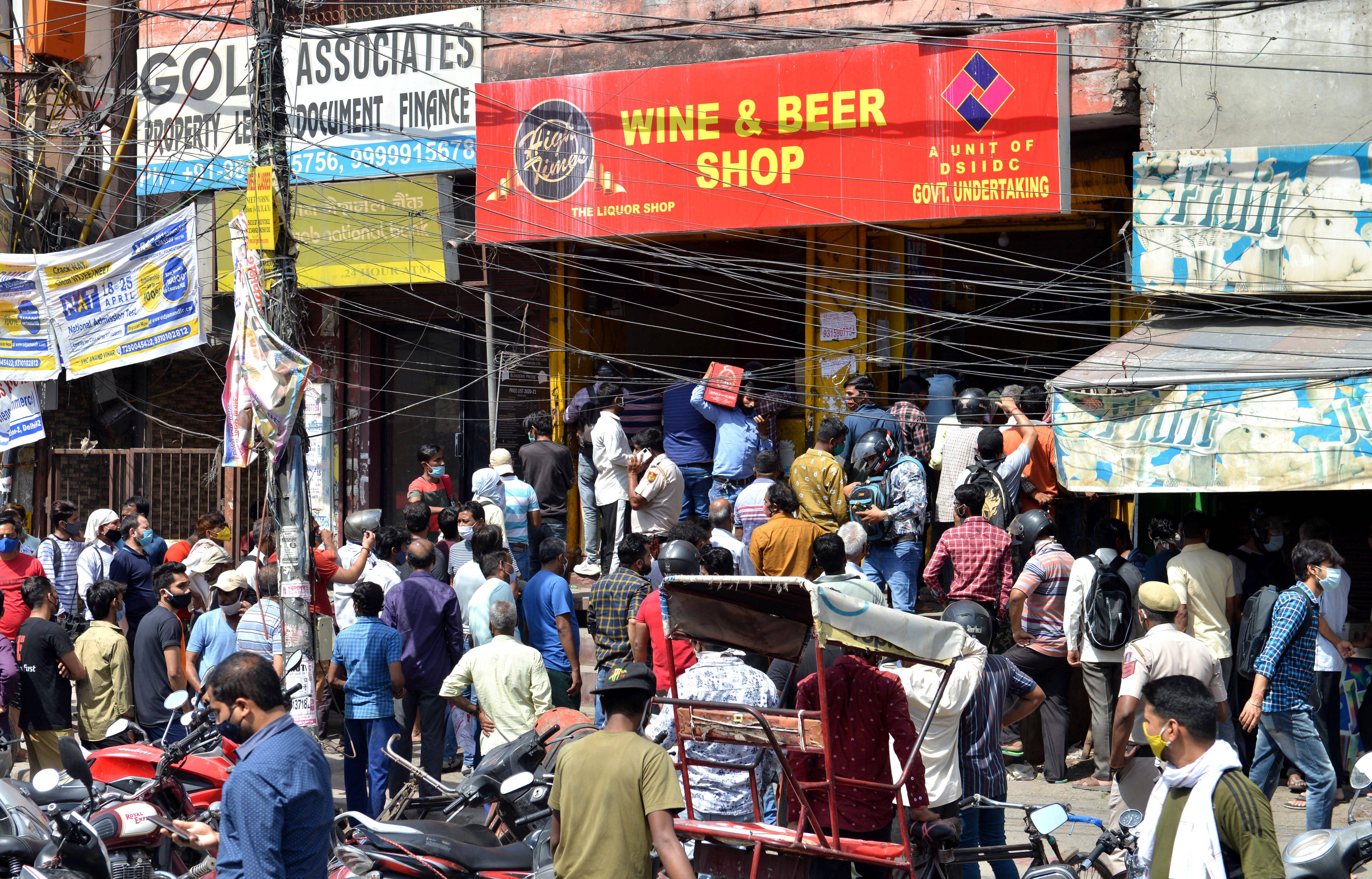 印度：封锁前 买酒忙