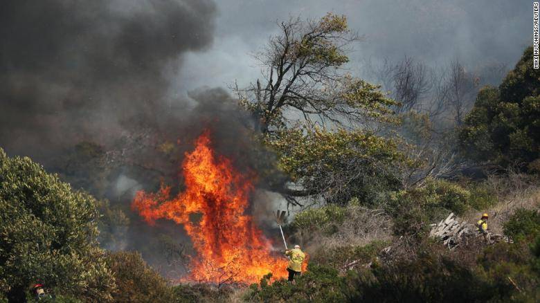 开普敦桌山国家公园大火，多处历史建筑受损