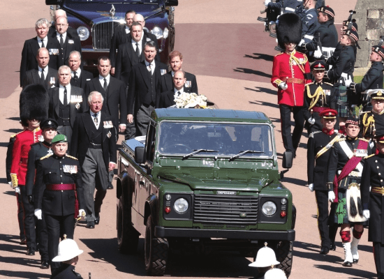 菲利普亲王葬礼举行女王被拍到独自在在车内擦眼泪
