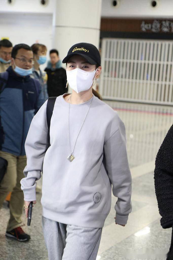 白冰深夜抵达机场穿灰卫衣休闲随性 笑眼弯弯对镜招手