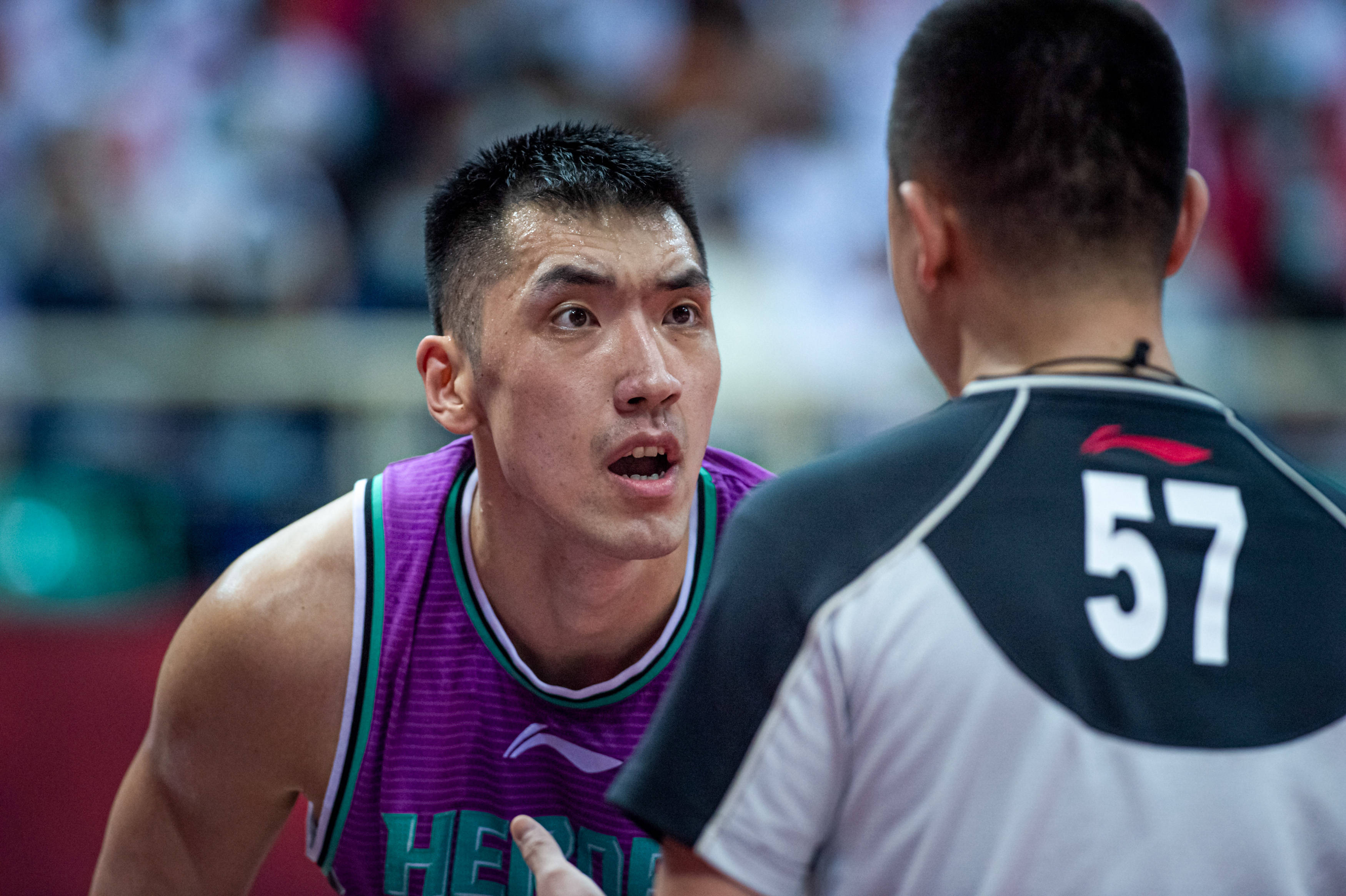 4月20日,广东东莞大益队球员汤普森(右)在比赛中投篮.