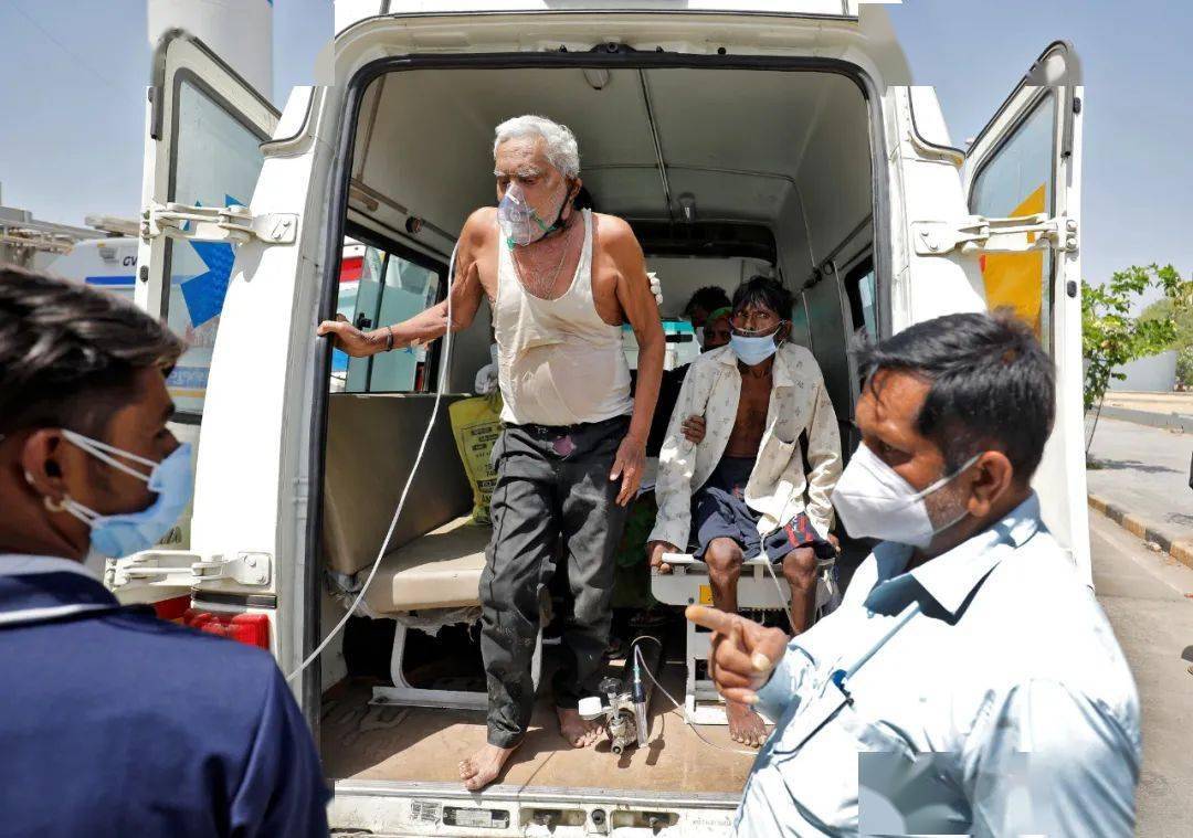 19日,印度艾哈迈达巴德,确诊患者在救护车内等待进入医院治疗.