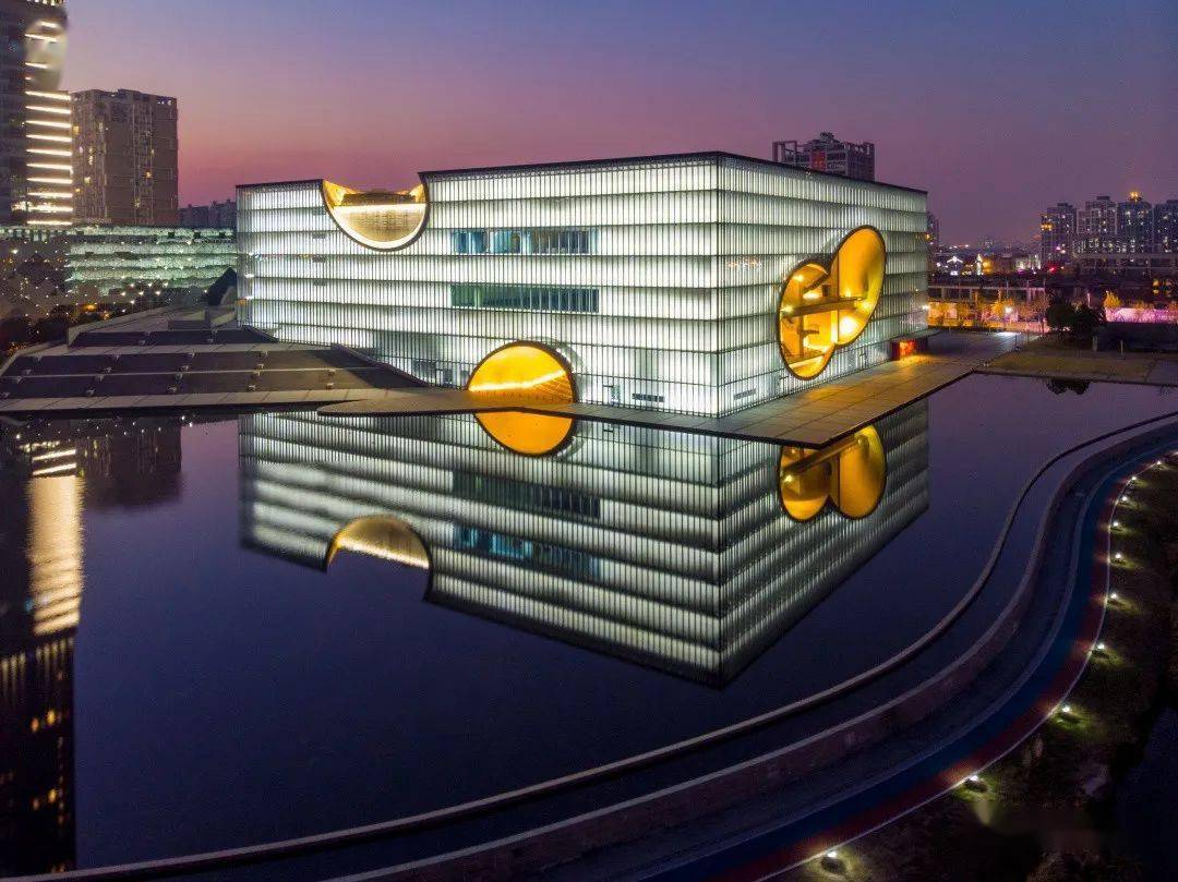 【探索】一波美图带你欣赏夜幕下的沪上剧场→_上海大剧院