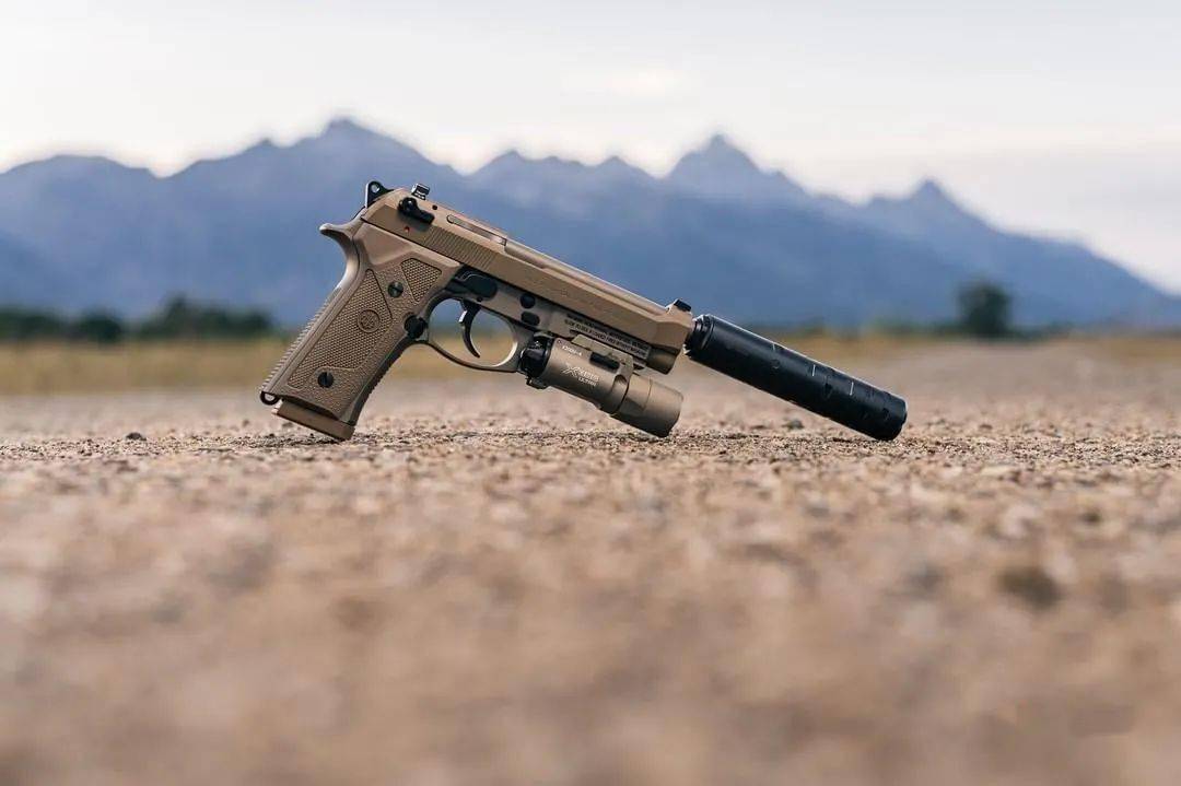 【微声杀阵】拧上消音器 压低帽檐 哒!_火器