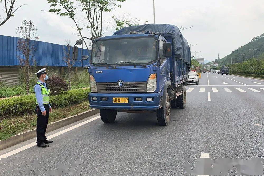 廣寧一貨車司機為逃避處罰居然連車都不要了