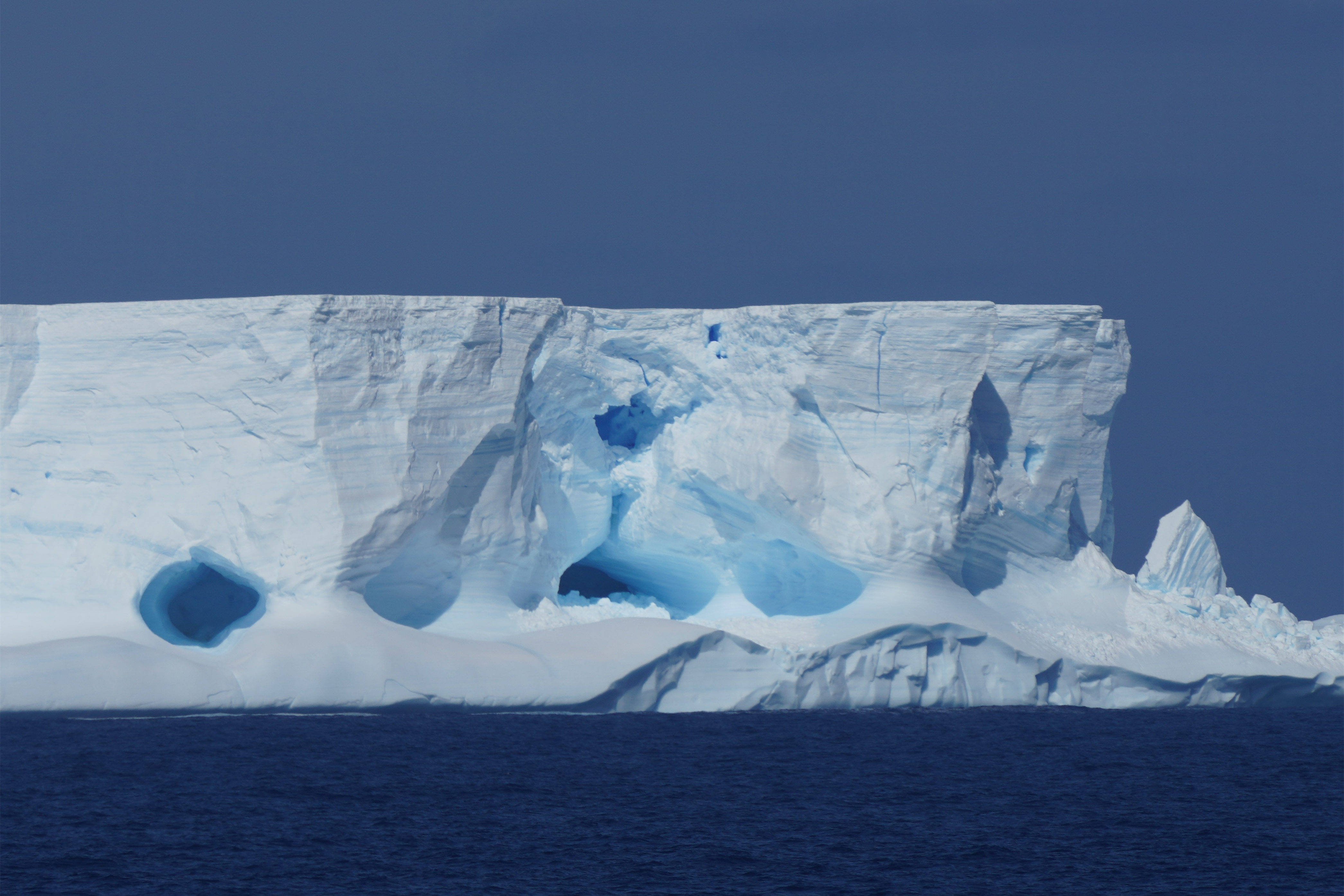 这是2020年2月1日在南极大陆边缘威德尔海拍摄的海上冰山