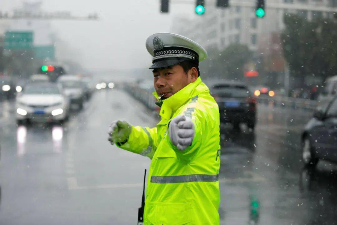 简金伟:阜阳市公安局交警支队直属一大队三中队中队长同学们,家长朋友