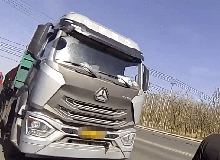 图/ 杨某驾驶的重型半挂牵引车原来,杨某仅持有c本,由于重型半挂牵引