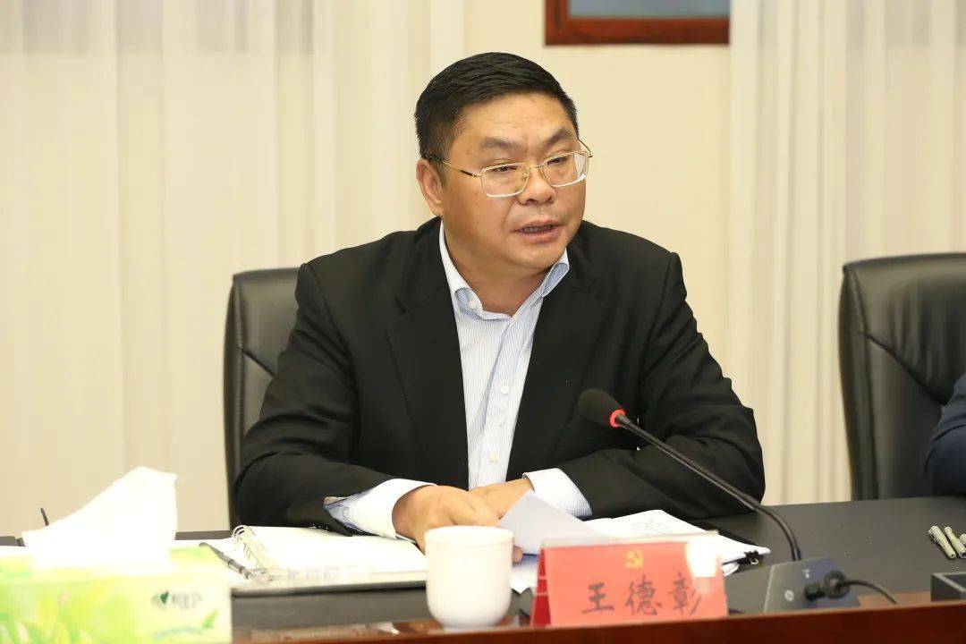 "王德彰在会上指出,邛酒定位要背靠成都这个大城市,伴随成都大ip,走向