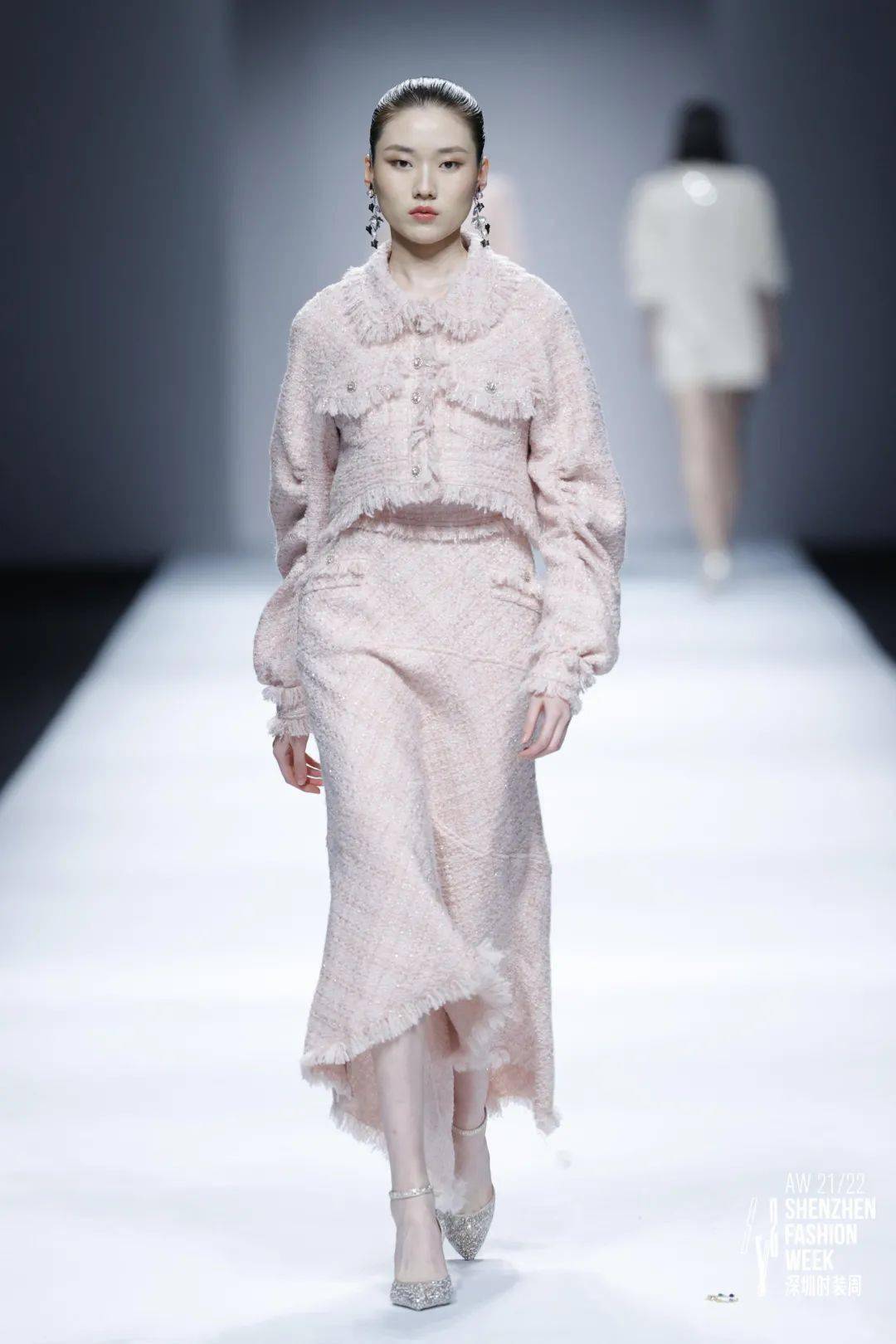 joooys轻奢女装亮相aw21深圳时装周,还有比她更"仙"的秀吗?