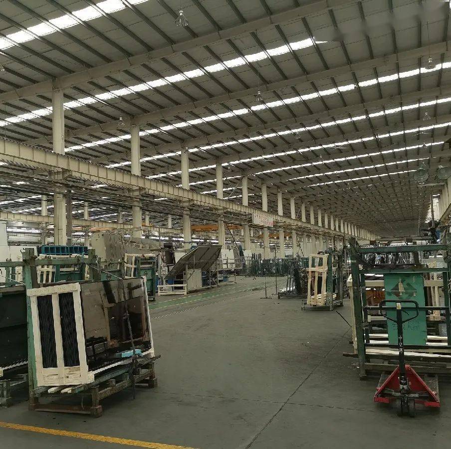 台玻天津公司工厂内一片繁忙景象,工作组深入生产车间,实地察看生产