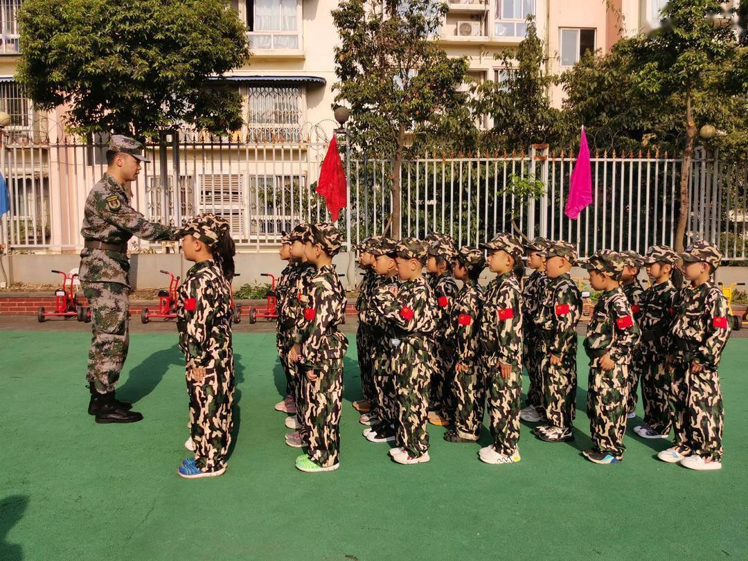 成都一幼兒園讓孩子參加軍訓娃娃兵萌翻啦