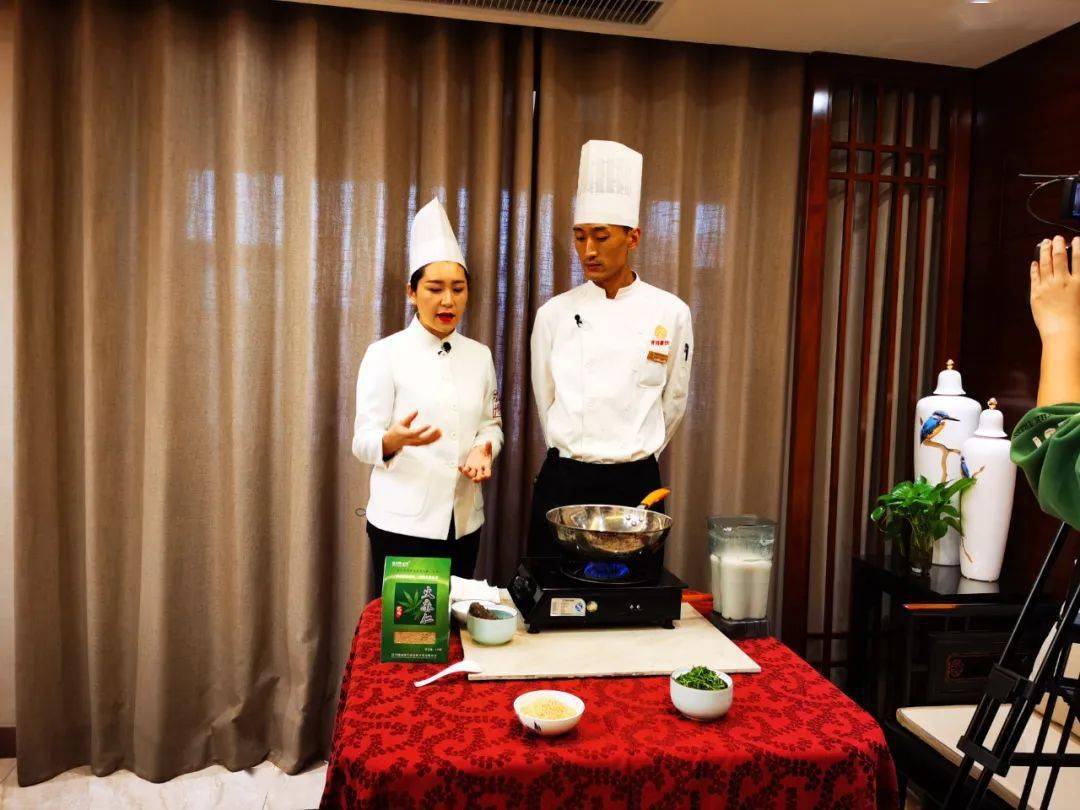 火麻仁煨海参带来一道厨师长郝连亮来到了临淄的晋园食府今天的大厨
