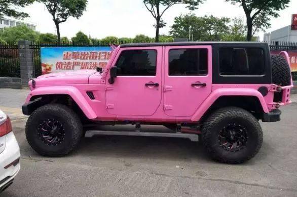 小伙开改装后的牧马人出门谈生意客户看到车后显得一脸迷惑