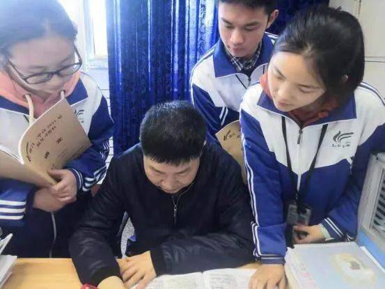 笔酣墨浓写春秋——隆昌一中语文教师舒小兵