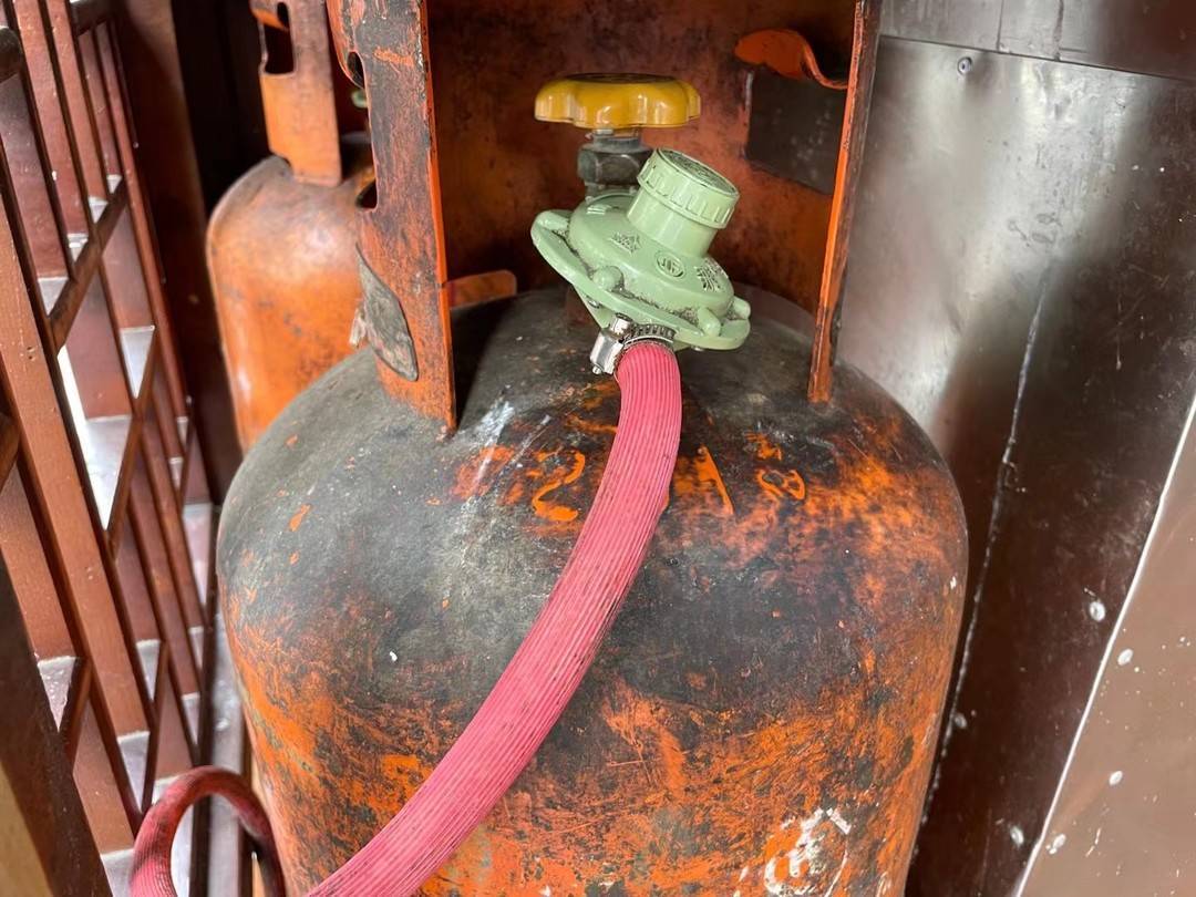 成都一餐馆员工遭遇一氧化碳中毒灌装液化气隐患何时休