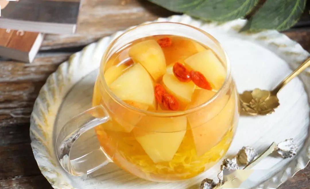 苹果含有丰富的糖类,有机酸,纤维素,维生素,矿物质,多酚及黄酮类营养