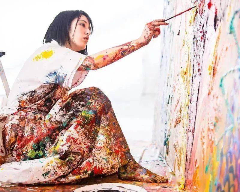 “狂野少女”绘画堪比毕加索,8亿人看她作画,作品震惊整个国际画坛