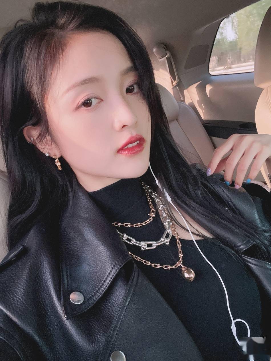 吴宣仪晒自拍迎接夏天 大眼红唇气质甜美