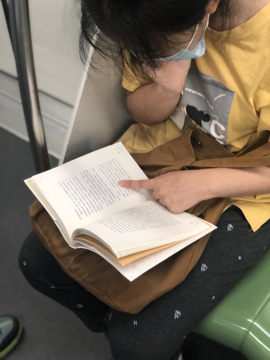 上海地铁上的读书人,最近一年在读什么?