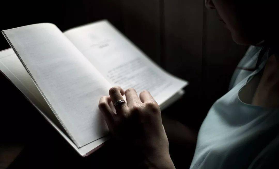 世界读书日:读书,是为了遇见更好的自己_一个人