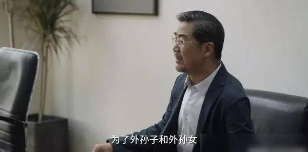 《小舍得》,张国立扮演的南建龙,两次去求吴越扮演的李副区长,给亲